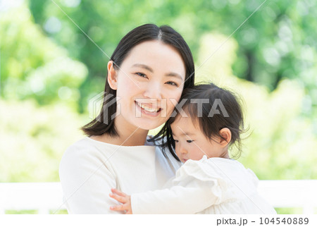 生後9ヶ月の赤ちゃんを抱っこするママ(家族・ファミリー・親子・育児・子育て・子供) 生後9ヶ月の赤ちゃんを抱っこするママ(家族・ファミリー・親子・育児・子育て・子供) 104540889