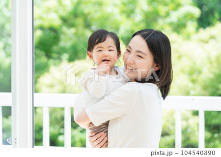 生後9ヶ月の赤ちゃんを抱っこするママ（家族・ファミリー・親子・育児・子育て・子供） 104540890