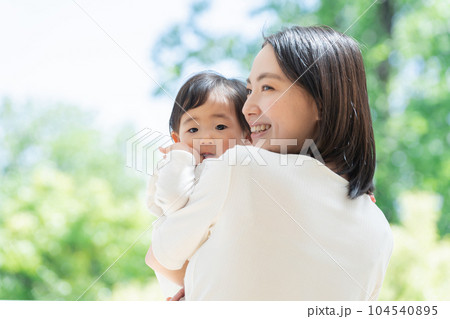 生後9ヶ月の赤ちゃんを抱っこするママ(家族・ファミリー・親子・育児・子育て・子供) 生後9ヶ月の赤ちゃんを抱っこするママ(家族・ファミリー・親子・育児・子育て・子供) 104540895