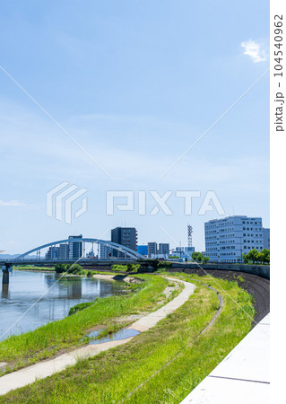 春空を背景に熊本駅白川口の白川河川敷風景と都市景観(熊本市本山) 春空を背景に熊本駅白川口の白川河川敷風景と都市景観(熊本市本山) 104540962