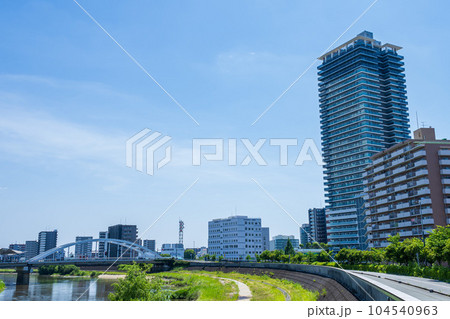 春空を背景に熊本駅白川口の白川河川敷風景と都市景観(熊本市本山) 104540963