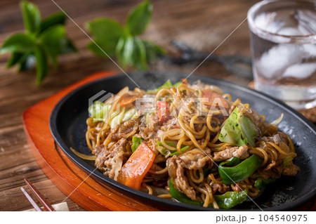 焼きそば 鉄板の上に熱々のヤキソバ やきそば 焼きそば 鉄板の上に熱々のヤキソバ やきそば 104540975