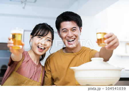 ビールで乾杯する若い夫婦 ビールで乾杯する若い夫婦 104541039