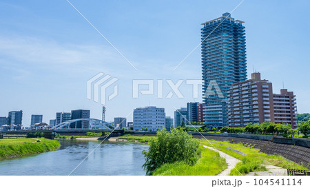 熊本駅周辺・白川河川敷から観えるマンション・ビル都市景観 熊本駅周辺・白川河川敷から観えるマンション・ビル都市景観 104541114