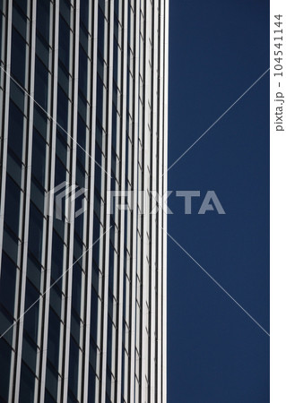 外壁デザインがシャープで美しい高層ビル 外壁デザインがシャープで美しい高層ビル 104541144