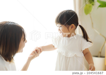 手を繋ぐ親子のポートレート 手を繋ぐ親子のポートレート 104541687