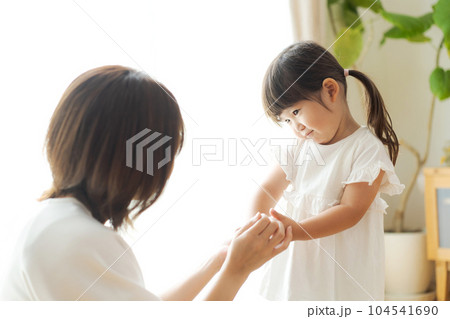 手を繋ぐ親子のポートレート 手を繋ぐ親子のポートレート 104541690