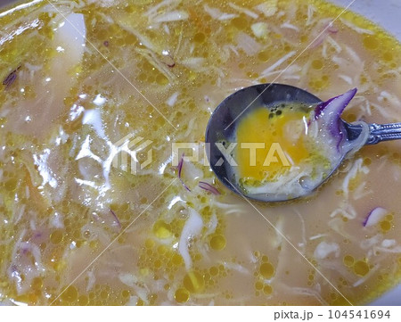 キャベツと卵のスープの食べかけ。 104541694