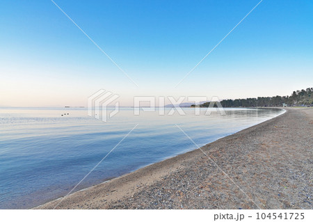 【琵琶湖の湖畔 (明け方) (マキノサニービーチ)】 滋賀県高島市マキノ町知内 104541725