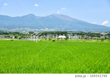 佐久市根岸より浅間山方面を望む(長野県佐久市)【2023.7】 佐久市根岸より浅間山方面を望む(長野県佐久市)【2023.7】 104541794