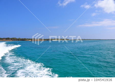 新城島(パナリ島)の出航後の上地島と下地島 新城島(パナリ島)の出航後の上地島と下地島 104541916
