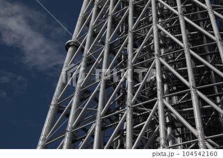 超高層建築物の複雑な制振構造の骨組み 超高層建築物の複雑な制振構造の骨組み 104542160