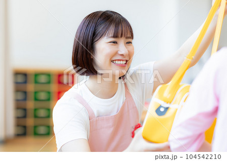 支度を手伝う保育士 支度を手伝う保育士 104542210