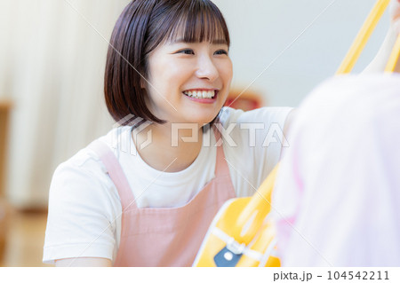 支度を手伝う保育士 支度を手伝う保育士 104542211