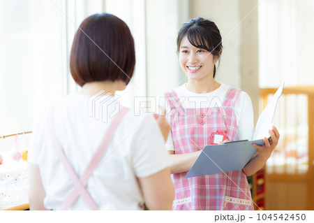 打合せをする保育士 打合せをする保育士 104542450