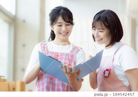 打合せをする保育士 打合せをする保育士 104542457