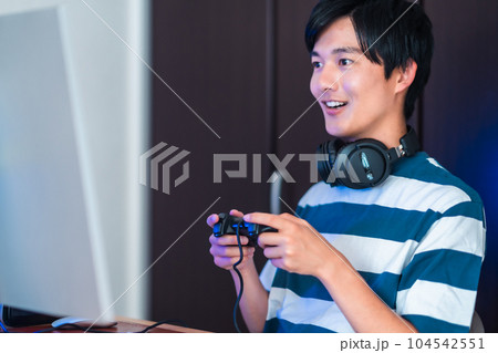 ビデオゲームを楽しむ若い男性 104542551
