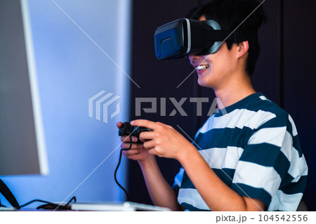 VRを楽しむ若い男性 VRを楽しむ若い男性 104542556