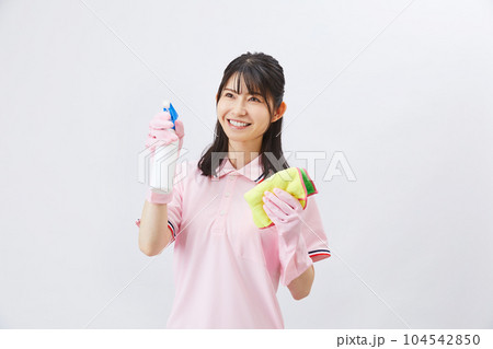 食材をお届けする女性 食材をお届けする女性 104542850