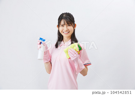 食材をお届けする女性 104542851