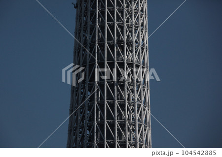 超高層タワーの複雑な制振構造の骨組み 104542885