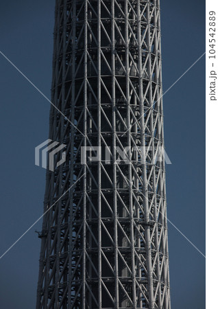 超高層タワーの複雑な制振構造の骨組み 104542889