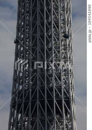 超高層タワーの複雑な制振構造の骨組み 104542890