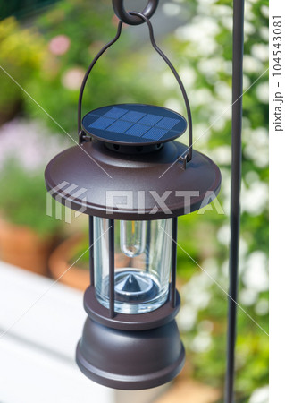 ソーラーランタンを太陽光で充電 104543081