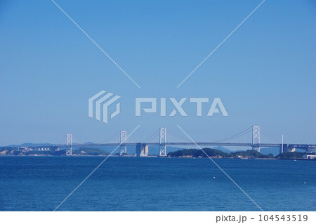 香川県　うたづ臨海公園から瀬戸大橋を望む 104543519