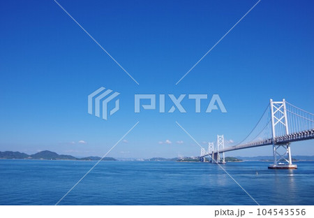 香川県坂出市　瀬戸大橋・本島・倉敷市の工場方面を望む　 104543556