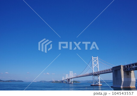 香川県坂出市　瀬戸大橋・倉敷市の工場方面を望む　 104543557