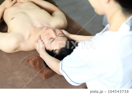 フェイシャルエステを受ける若い男性 フェイシャルエステを受ける若い男性 104543738