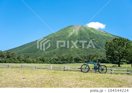 大山をサイクリングで楽しむイメージ 104544224