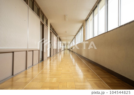 学校の廊下、日のあたる放課後の校舎、 学校の廊下、日のあたる放課後の校舎、 104544825