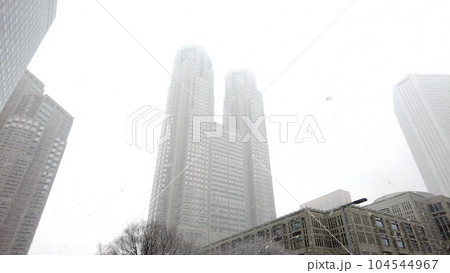 東京都庁舎の雪景色 104544967