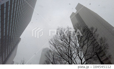 東京西新宿副都心の雪景色 104545112