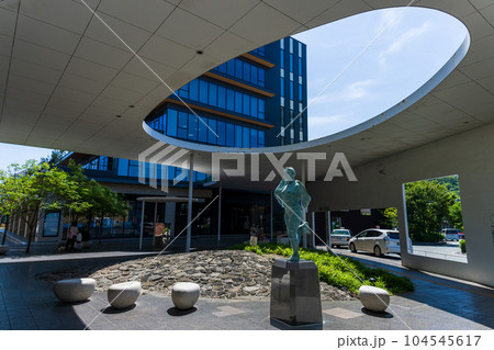 熊本駅 新幹線口から観える熊本の代表的な民謡「おてもやん」の銅像と周辺風景(熊本市) 熊本駅 新幹線口から観える熊本の代表的な民謡「おてもやん」の銅像と周辺風景(熊本市) 104545617