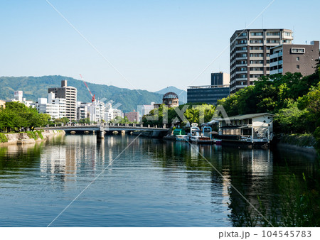 原爆ドームと広島の街並み風景が川に反射してる風景 104545783