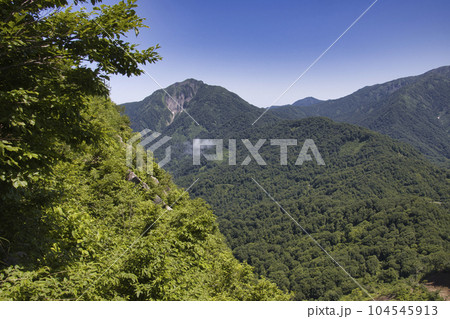 大渚山登山道から見る大渚山の岩壁と雨飾山　長野県小谷村 104545913