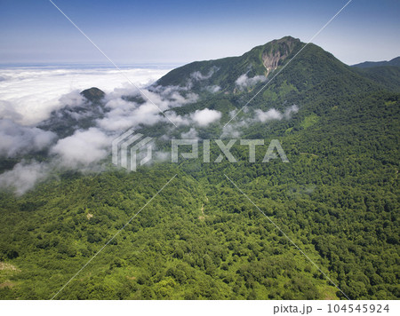 大渚山上空からの雨飾山と雲海の眺め　長野県小谷村（ドローンによる空撮） 104545924