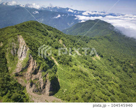大渚山と後立山連峰と雲海の雄大な眺め 長野県小谷村(ドローンによる空撮) 大渚山と後立山連峰と雲海の雄大な眺め 長野県小谷村(ドローンによる空撮) 104545940