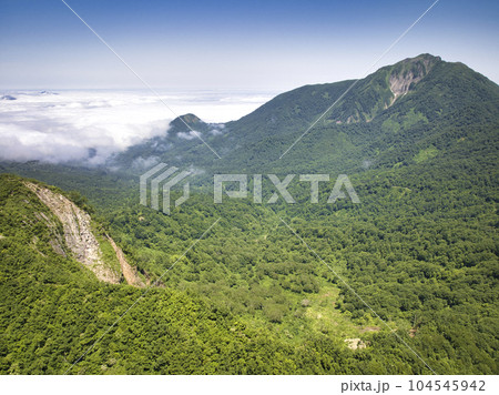 大渚山と雨飾山と雲海の眺め 長野県小谷村(ドローンによる空撮) 大渚山と雨飾山と雲海の眺め 長野県小谷村(ドローンによる空撮) 104545942