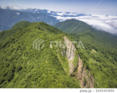 大渚山と後立山連峰と雲海の雄大な眺め　長野県小谷村（ドローンによる空撮） 104545944