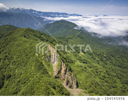 大渚山と後立山連峰と雲海の雄大な眺め　長野県小谷村（ドローンによる空撮） 104545956