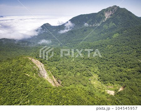 大渚山と雨飾山と雲海の眺め　長野県小谷村（ドローンによる空撮） 104545957