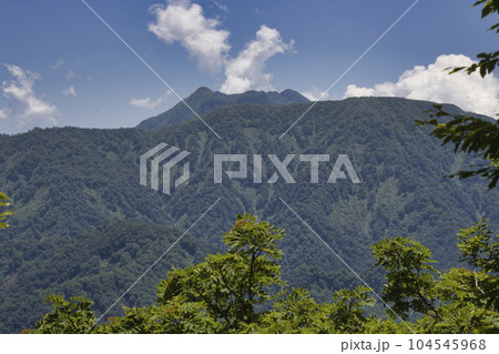 大渚山山頂からの高妻山の眺め　長野県小谷村 104545968