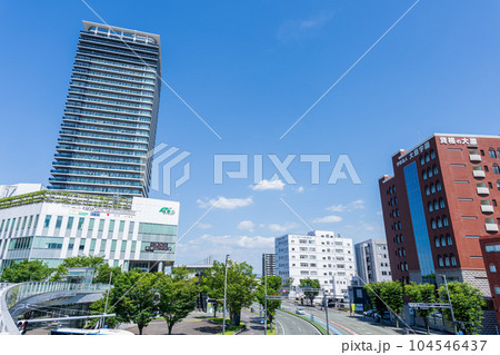 熊本駅　青い空を背景に熊本駅白川口（東口）駅前広場から観える風景(熊本市) 104546437