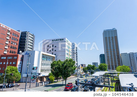 熊本駅　青い空を背景に熊本駅白川口（東口）駅前広場から観える風景(熊本市) 104546438