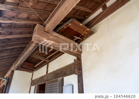 岐阜県海津市の木曽三川公園センター内にある輪中の農家の入り口に備えられた洪水対策用の上げ舟 岐阜県海津市の木曽三川公園センター内にある輪中の農家の入り口に備えられた洪水対策用の上げ舟 104546620