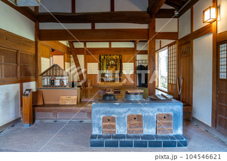 岐阜県海津市の木曽三川公園センター内にある輪中の農家の台所と上げ仏壇のある座敷 岐阜県海津市の木曽三川公園センター内にある輪中の農家の台所と上げ仏壇のある座敷 104546621